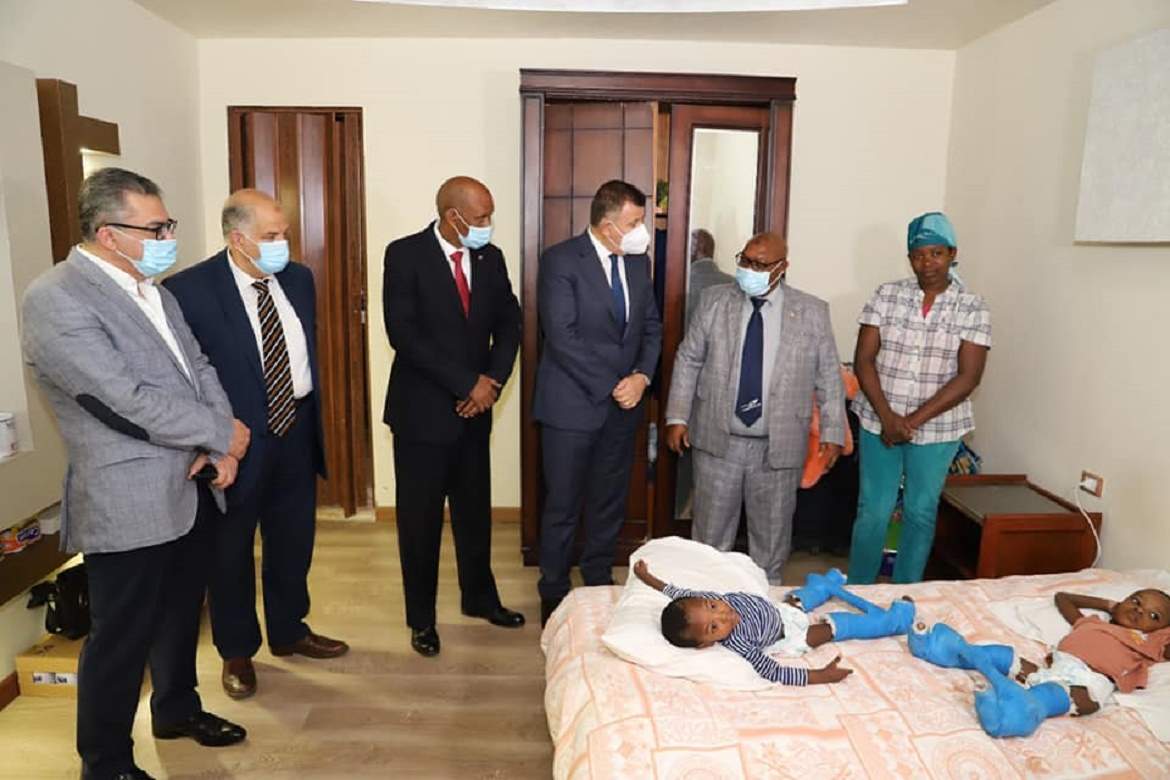 The Burundian ambassador and the university president reassure the Burundian twins after the success of the separation operation