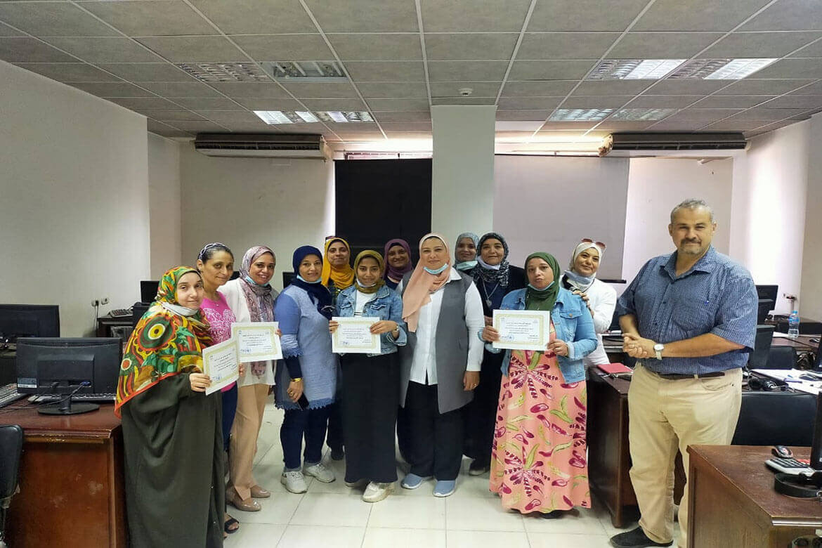 The Dean of the Faculty of Al-Alsun honors the participants in a training course for the use of Microsoft