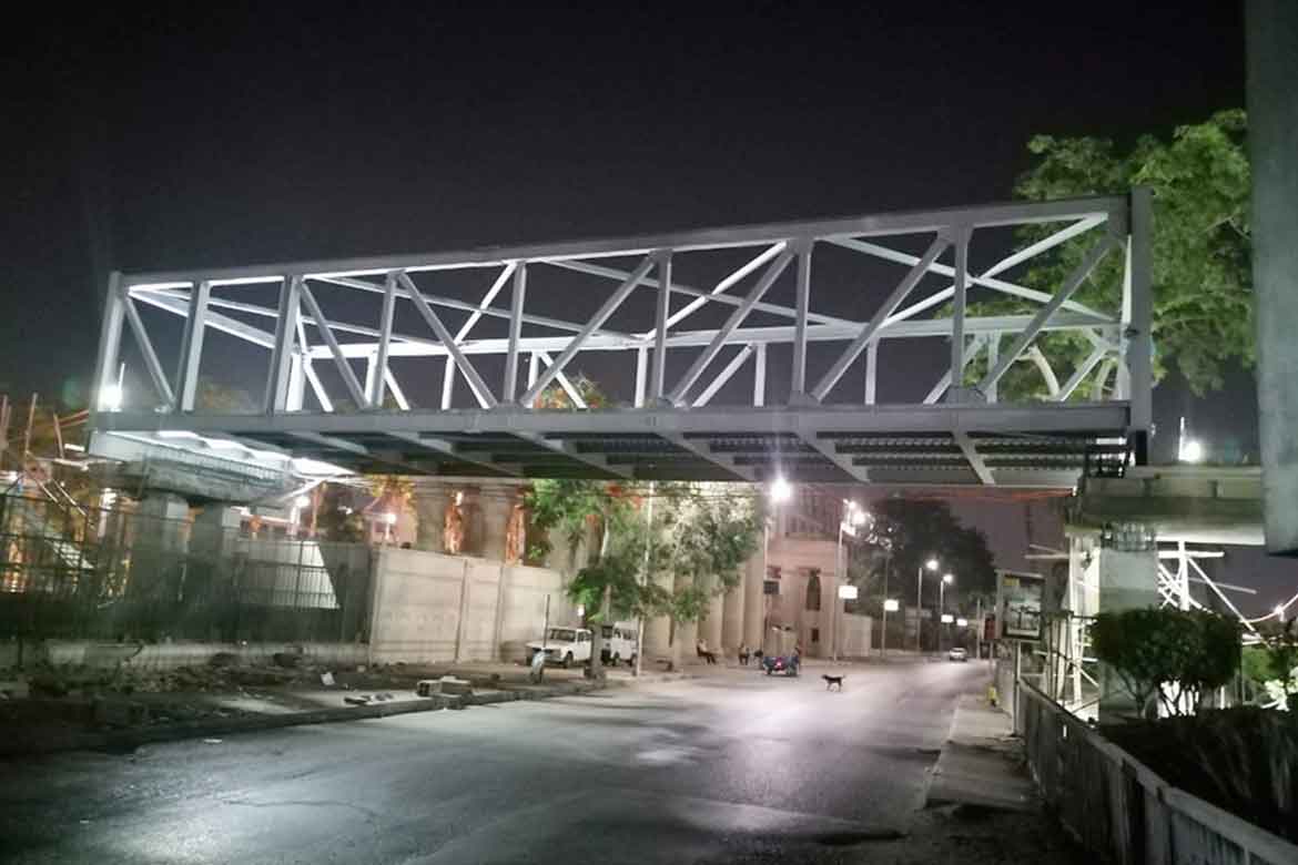 Lifting the metal body of the widest pedestrian bridges in Egypt to link the two campuses of Ain Shams University