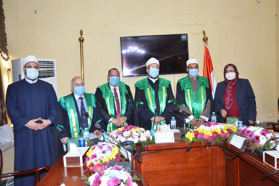 Honoring the Minister of Endowments while attending a scientific discussion at the Institute of Environmental Studies and Research