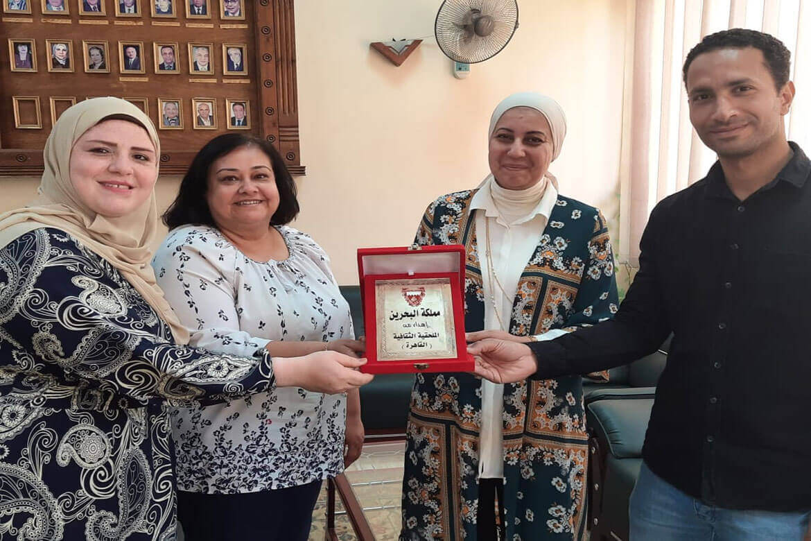 The Cultural Attaché of Bahrain honors the responsible for expatriates, Department of Postgraduate Studies at Faculty of Arts