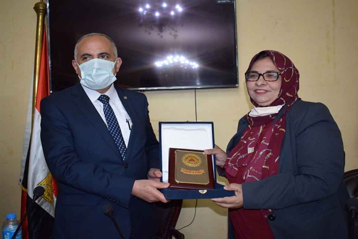 Honoring the Minister of Irrigation and Water Resources while attending a scientific discussion at the Institute of Environmental Studies and Research