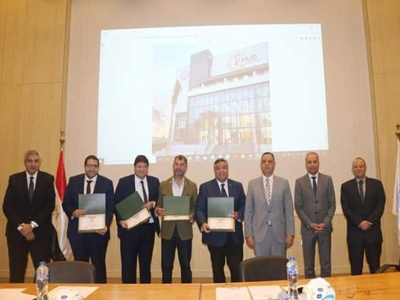 The Dean of the Faculty of Engineering honors members of the advisory team for the Innovation and Entrepreneurship Center building at Ain Shams University