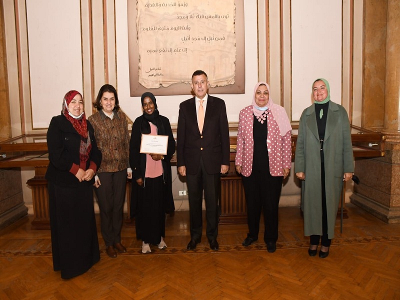 The President of Ain Shams University honors a student at the Faculty of Nursing from the State of Kenya in appreciation of her academic excellence