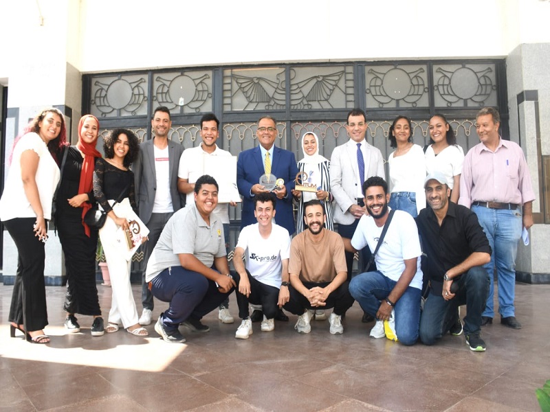 The theatrical acting team, winner of the Grand Prize for the best theatrical performance at the International University Theater Festival, presents the award to the Vice President for Education and Student Affairs